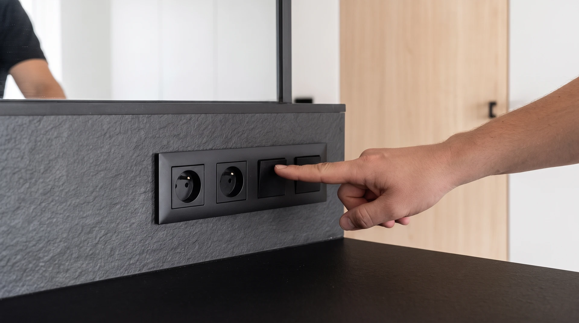 Un technicien manipule un disjoncteur dans un tableau électrique résidentiel ouvert